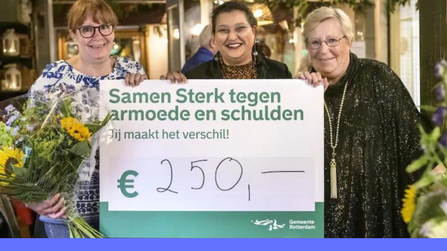 Diana Veer en haar moeder zijn gisteren door wethouder Natasha Mohamed-Hoesein in het zonnetje gezet voor hun bijzondere inzet in de strijd tegen armoede