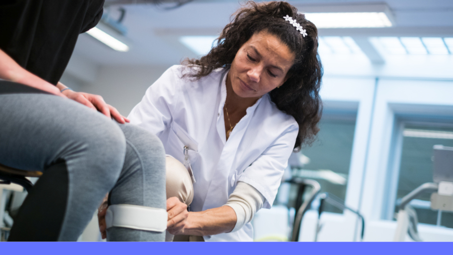 Dokter behandeld knie patient in rolstoel