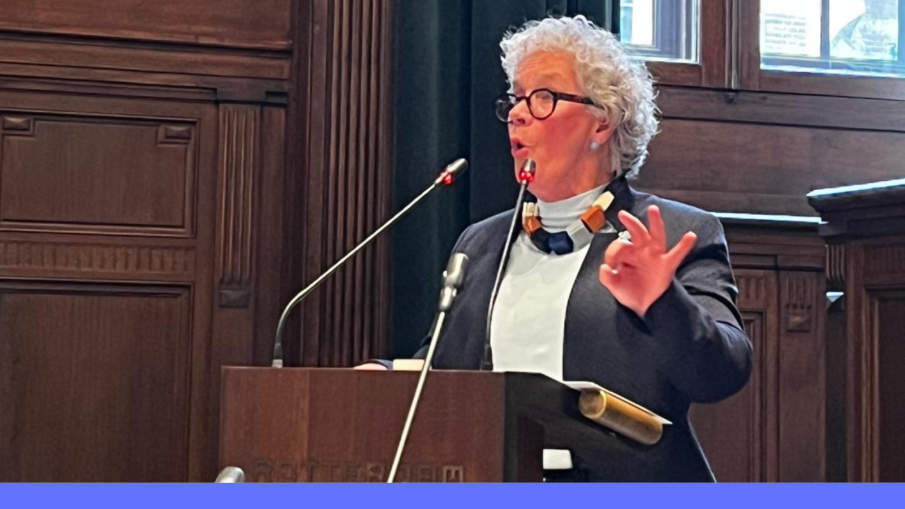 Ellen Verkoelen in de raadzaal 