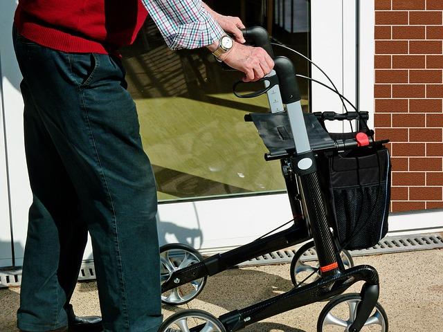 Foto  Moritz320 oudere man met rollator