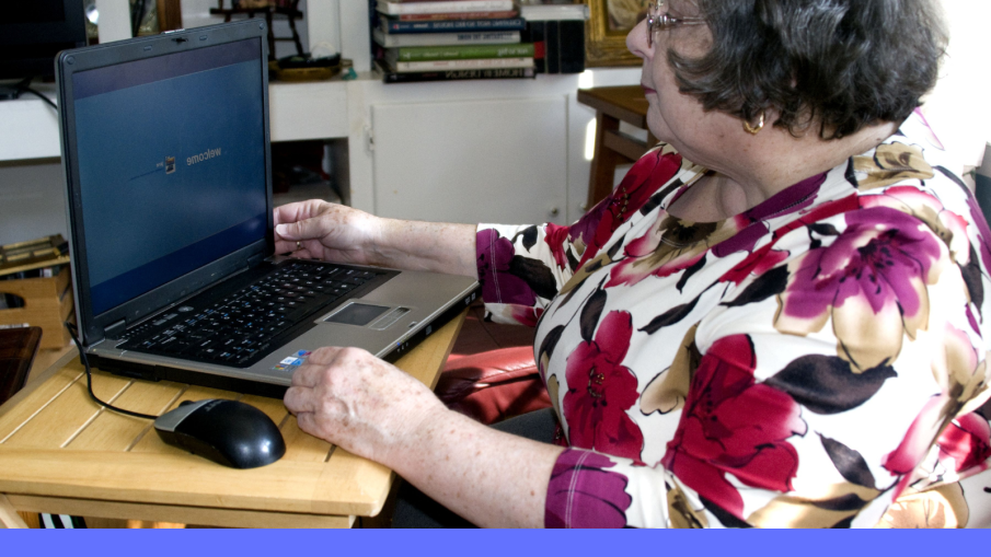oudere vrouw achter computer