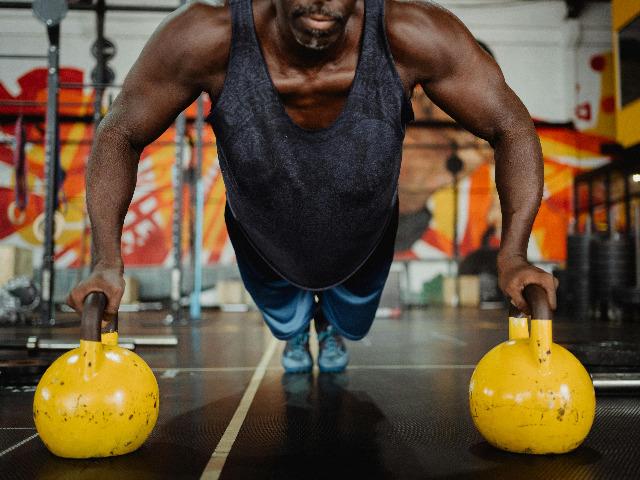 Foto Ketut Subiyanto Senior in sportschool met kettlebells