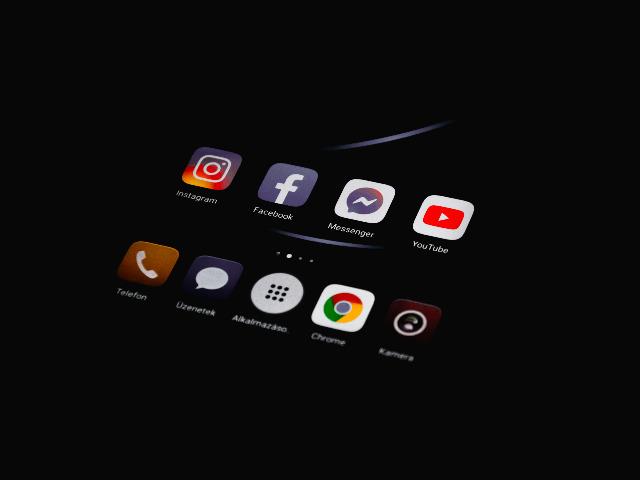 Foto Geri Tech Mobiel met Socials