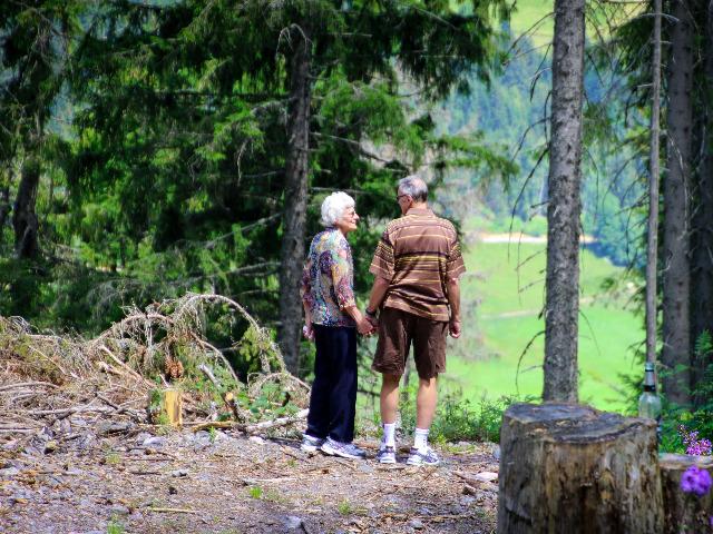 Foto Magda Ehlers Ouder paar in de bossen