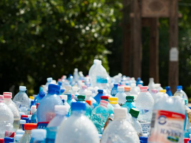 Foto Mali Maeder Plastic flessen 