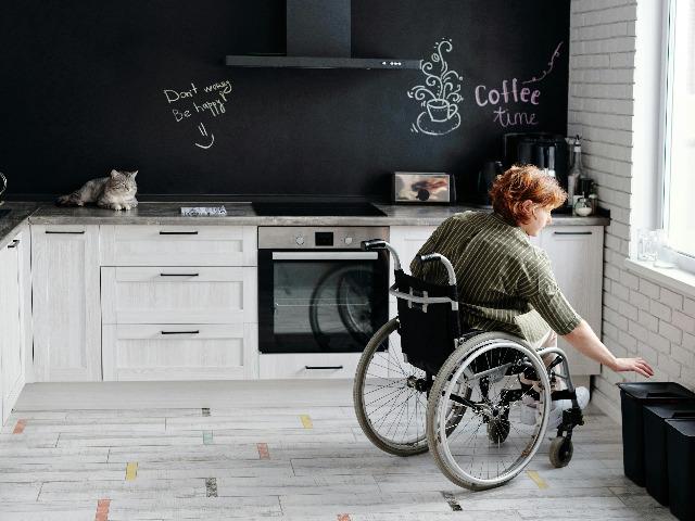 Foto Marcus Aurelius Vrouw in rolstoel in keuken