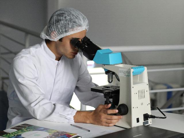 Foto Pixabay Man met microscoop