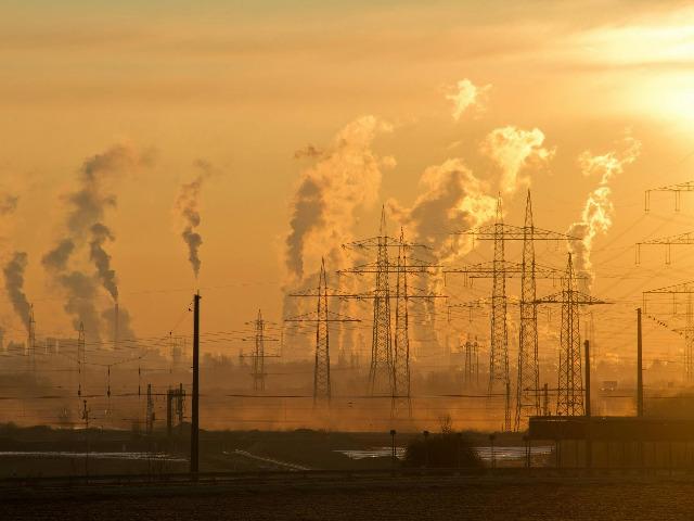 Foto Pixabay Rookpluimen en elektriciteitsmasten