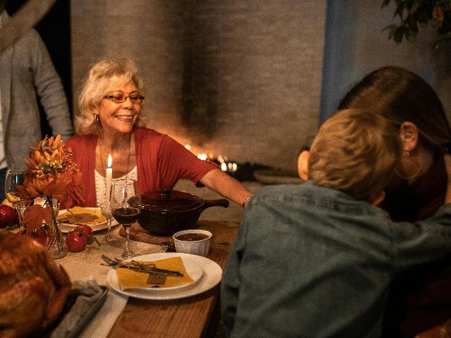 Foto RDNE Stock project Blije vrouw met kinderen en kleinkind