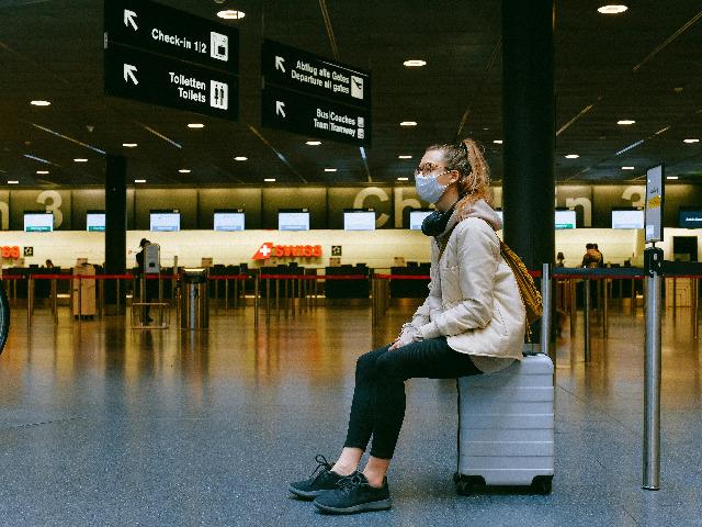 Foto Anna Shvets Vrouw op vliegveld met mondkapje