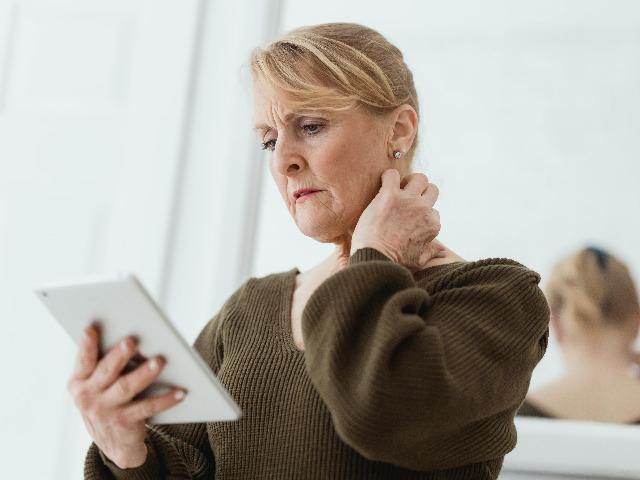 Foto Teona Swift vrouw op tablet