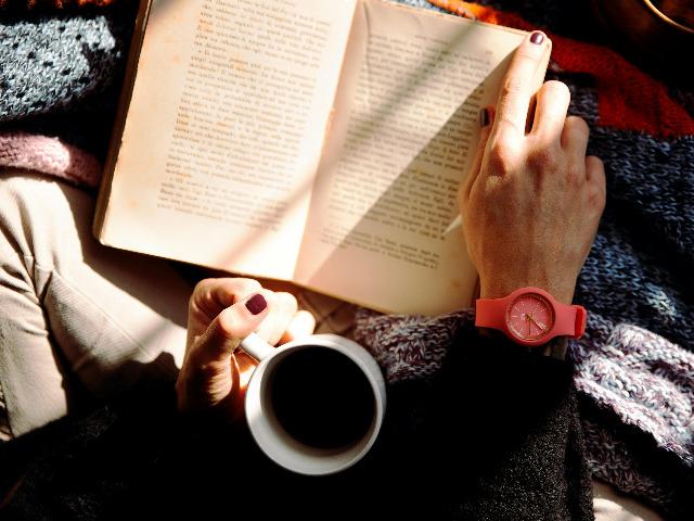 Foto Vincenzo Malagoli Boek lezen oudere handen