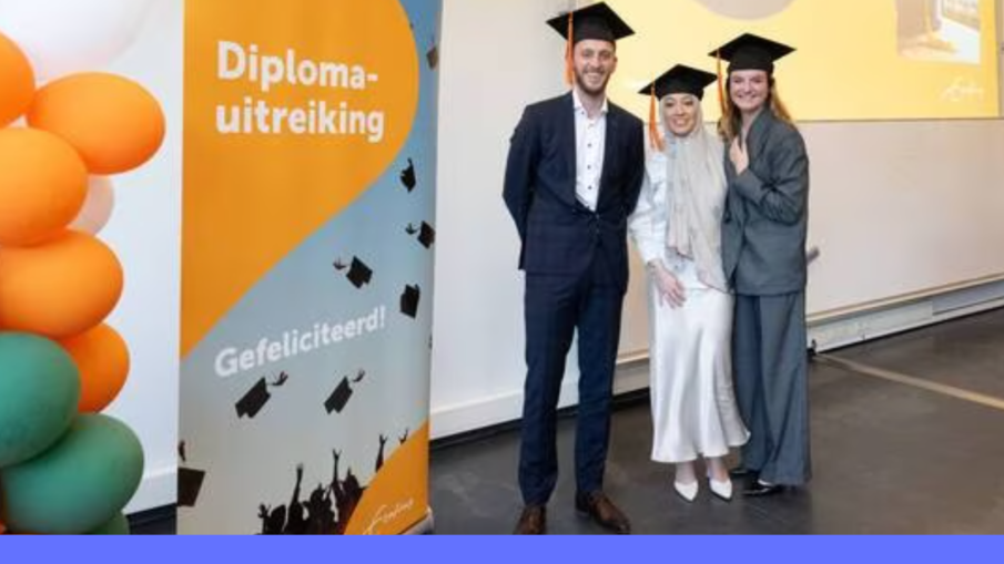 Eerste lichting academische leraren afgestudeerd aan Erasmus Universiteit