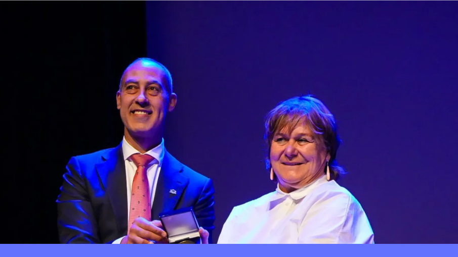 Fotoverklaring Wethouder Kasmi (links) met Bernadette Stokvis