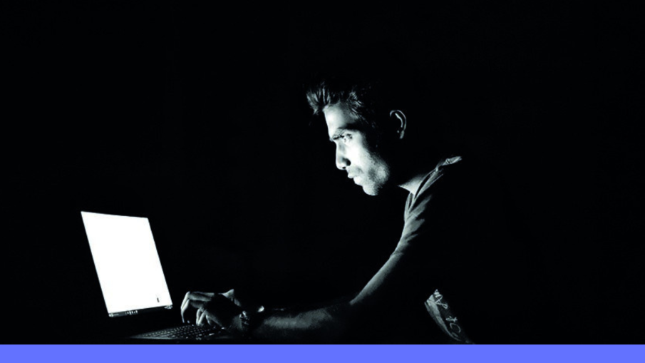 jongeman op laptop
