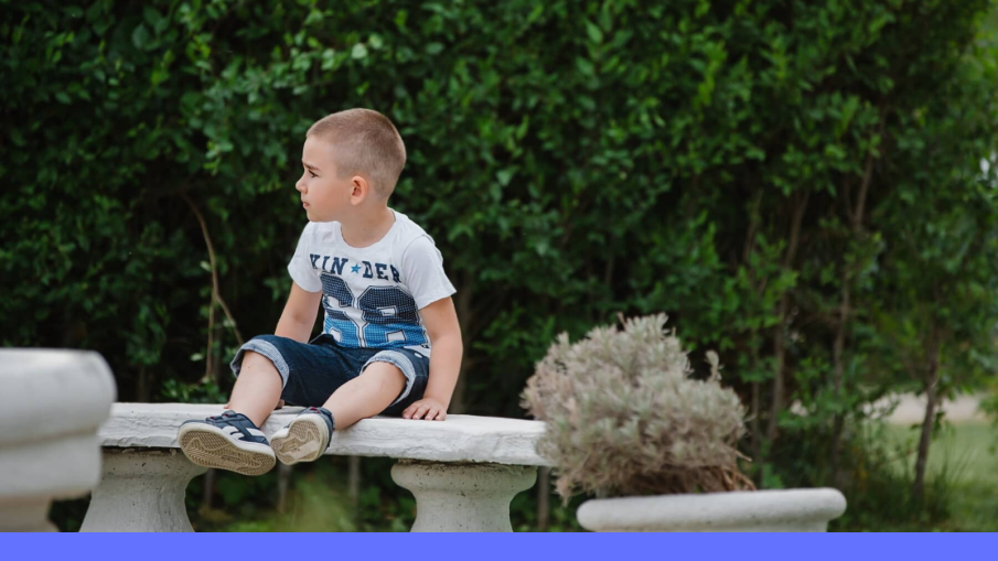 kind buiten op balustrade