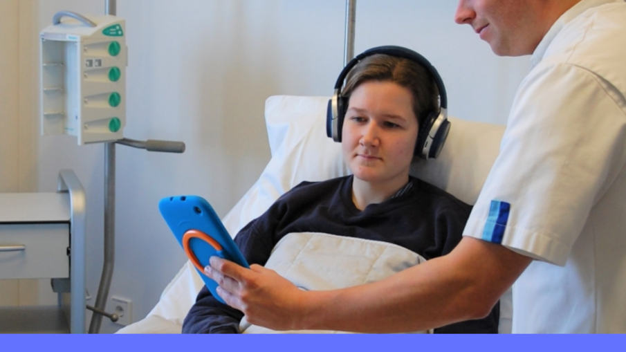 luisteren naar muziek in ziekenhuisbed