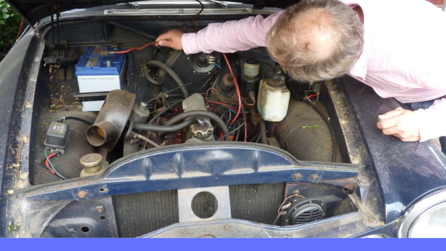 oude auto met oude man