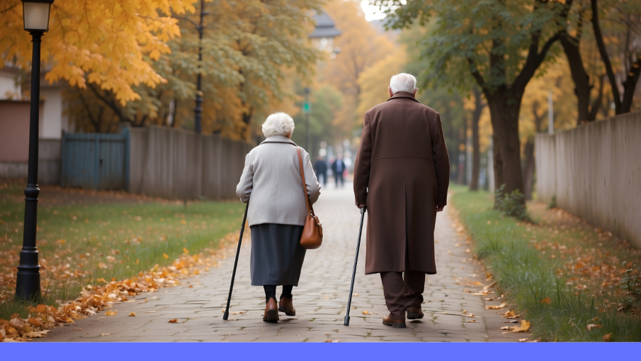ouder echtpaar wandelend op straat
