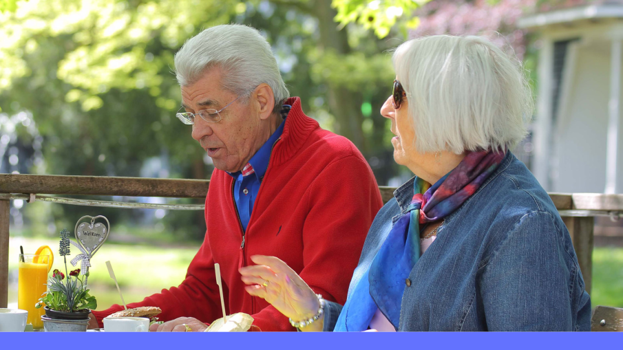ouder stel zit buiten te eten