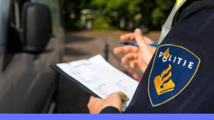 politeman schrijft boete uit