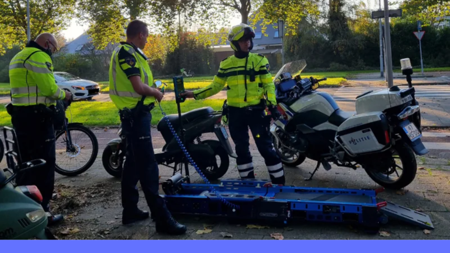 politiemannen met motor bij een rollerbank