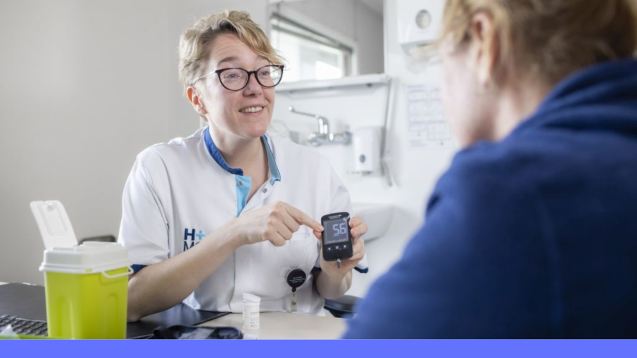 spreekuur arts en glucosemeter diabetes