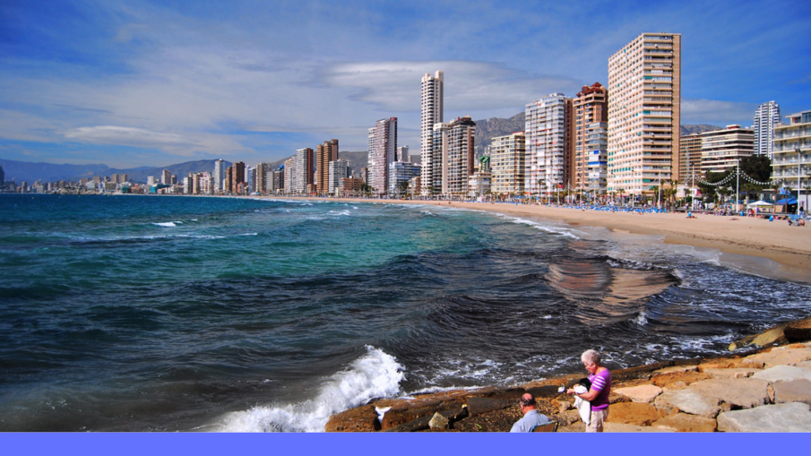 ouderen aan de zee in Benidorm
