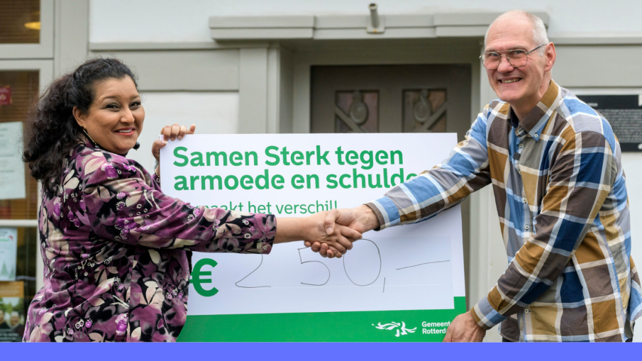 John van Bruggen ontvangt een cheque uit handen van wethouder Mohamed-Hoesein