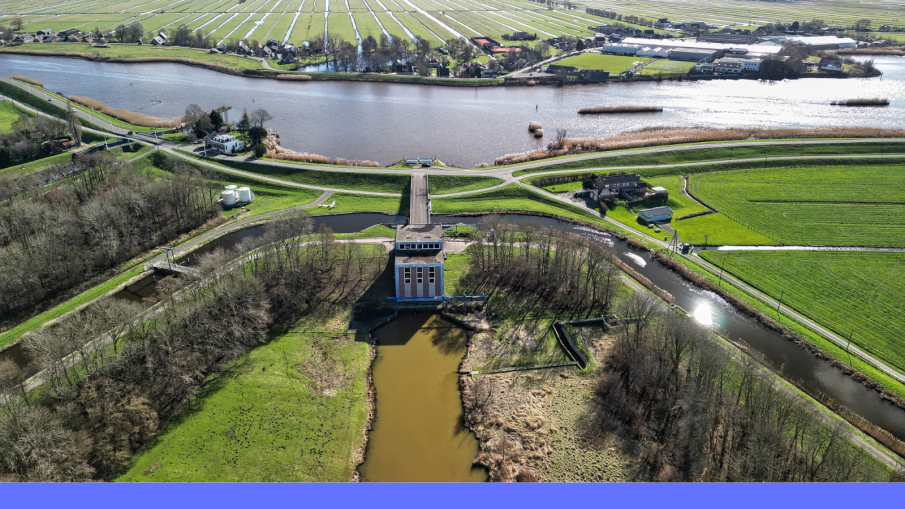 Luchtfoto gemaal Abraham Kroes in Moordrecht.