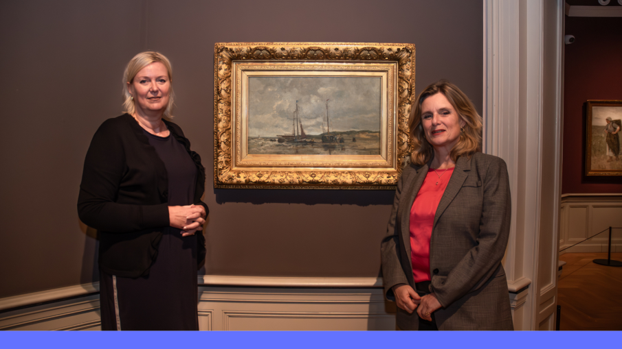 Museumdirecteur Minke Schat (links) en Hoofd Museale Zaken Adrienne Quarles van Ufford (rechts) van Panorama Mesdag