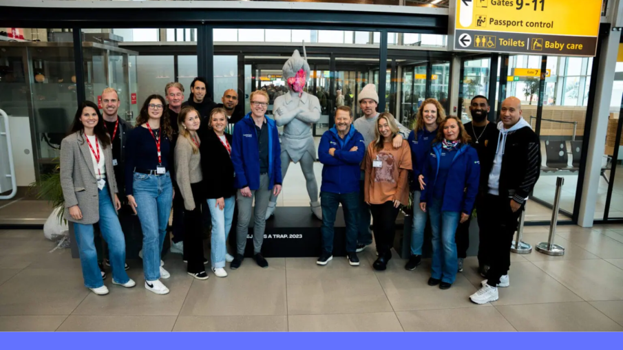 Presentatie van het kunstwerk. Bron Rotterdam-The Hague Airport