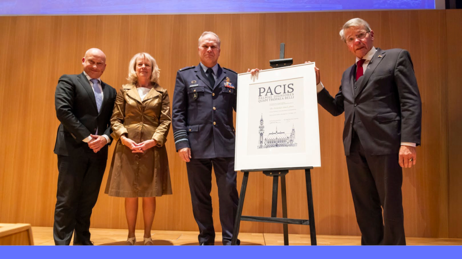 V.l.n.r. Iljan van Hardevelt, Dr. Elisabeth Wesseling-van Gent, Generaal Onno Eichelsheim, Piet Hein Donner 
