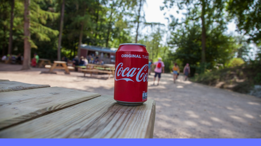 blikje cola op picknick tafel buiten