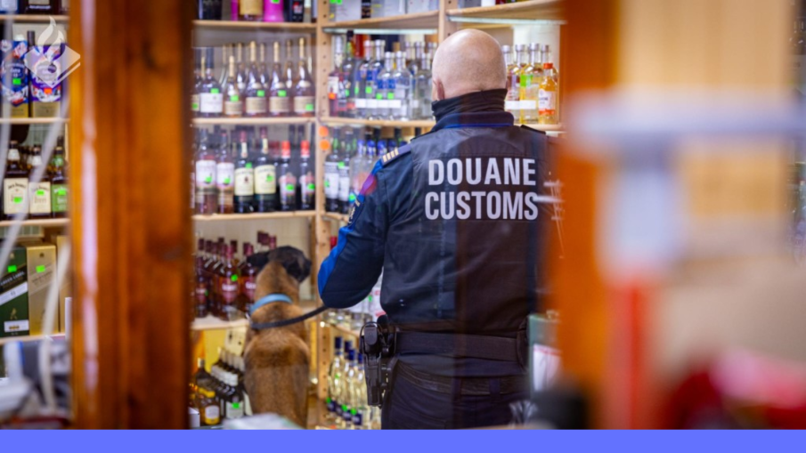 douanier met hond in winkel.