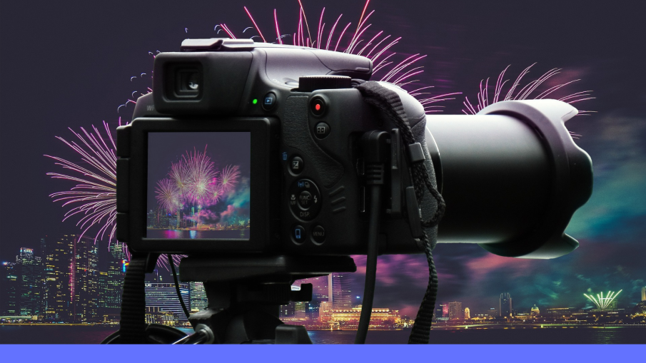 fotocamera met vuurwerk op achtergrond
