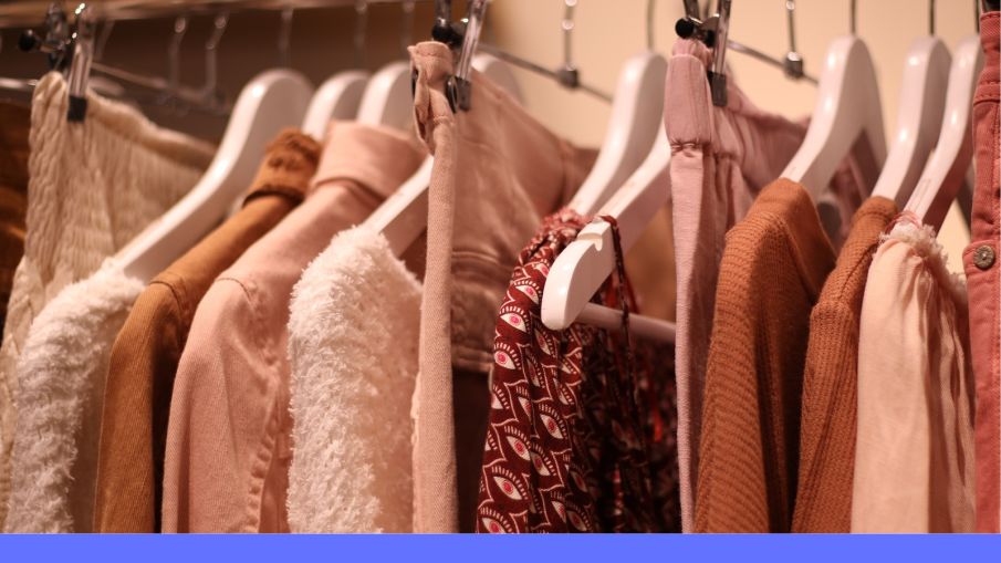 kleding hangend aan klerenhangers