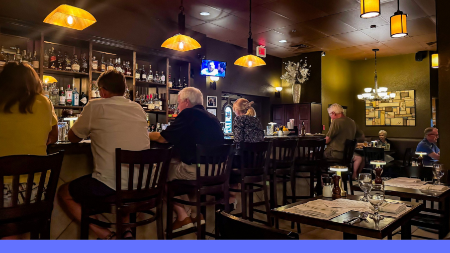 kroeg met mensen aan de bar.