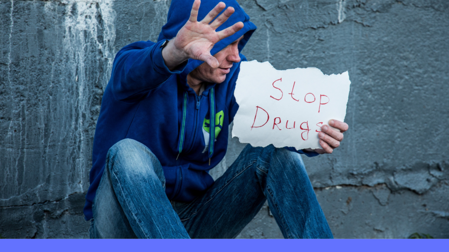 man met bord stop drugs