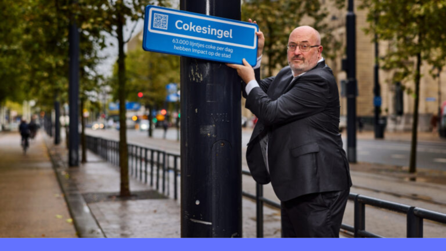 wethouder simons hangt bord Cokesingel op