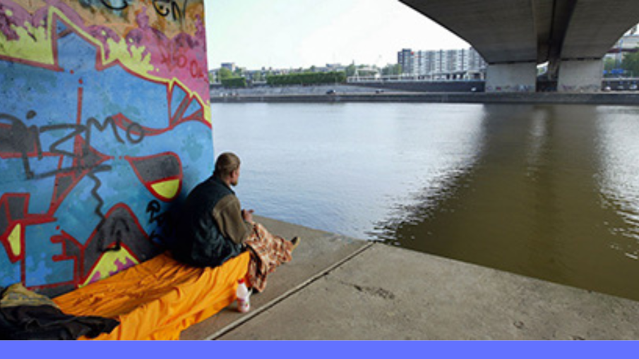 dakloze onder brug