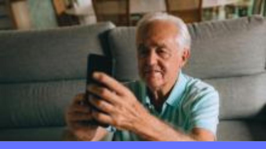 oudere op telefoon