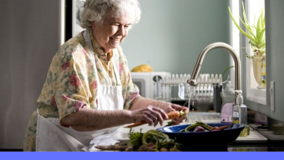 vrouw groente wassen keuken