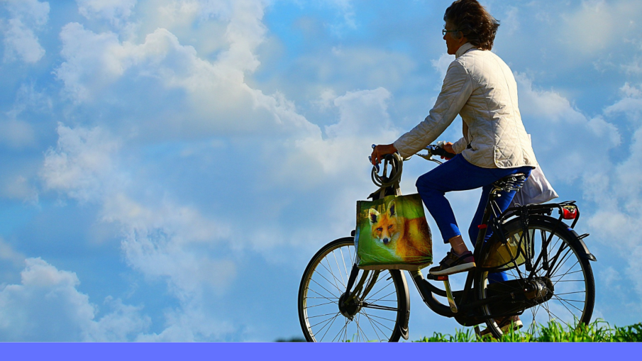 vrouw op fiets