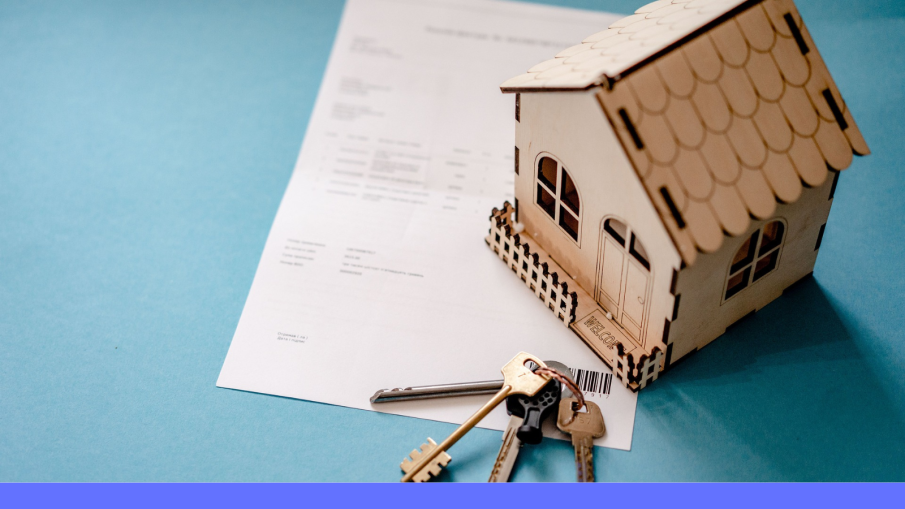 huis met sleutels en huurcontract