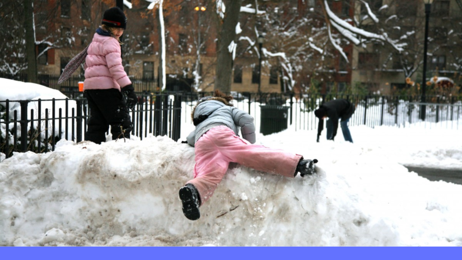 kinderen spelen in de sneeuw.