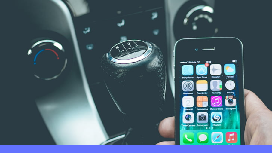 mobieltje in auto.