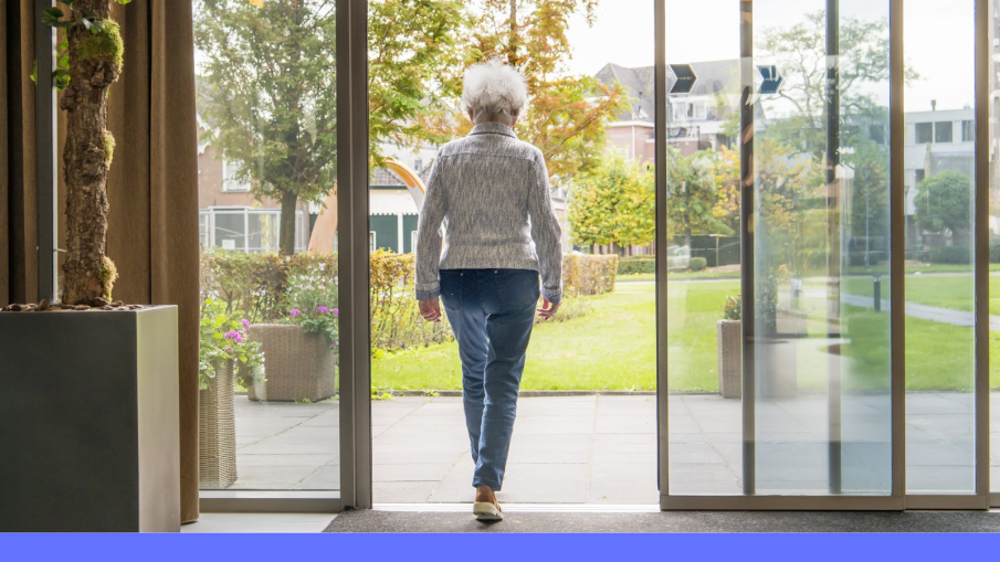 oude vrouw verlaat tehuis