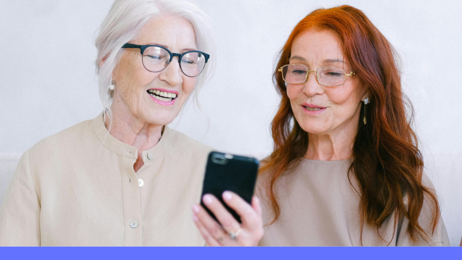 oudere vrouwen kijken op telefoon.