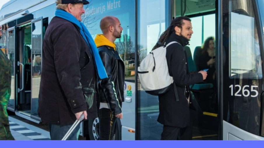 passagiers stappen in de bus